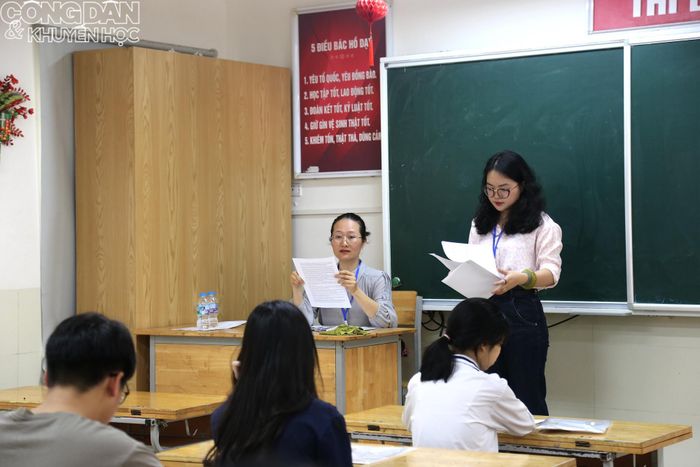 Giám thị phổ biến quy chế thi giúp thí sinh nắm rõ thời gian dự thi, vật dụng được phép mang vào phòng và các lỗi vi phạm để tránh bị đình chỉ thi.