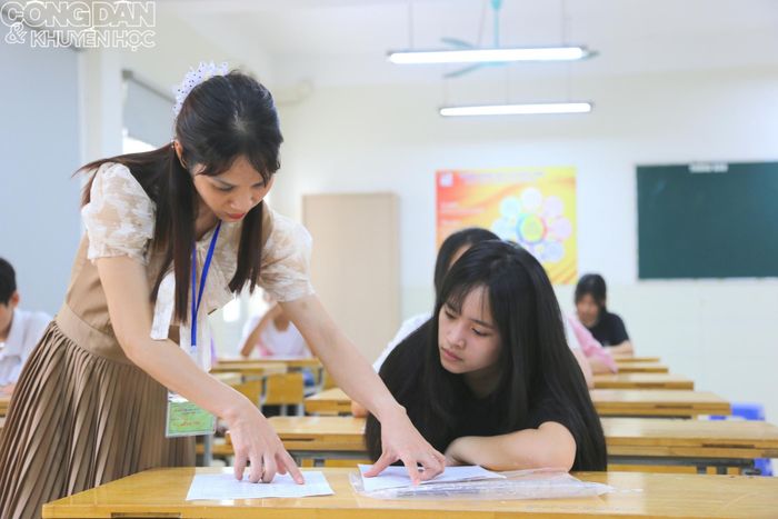 Giám thị đối chiếu thông tin của thí sinh, kiểm tra tính hợp lệ giấy tờ tùy thân của thí sinh.