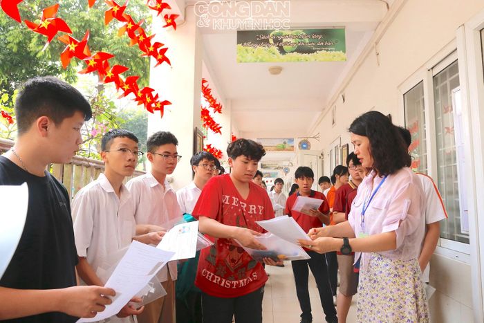 Bà Nguyễn Thị Hồng Minh - Phó Trưởng Điểm thi Trường Trung học cơ sở Dịch Vọng cho biết, điểm thi năm nay bố trí 20 phòng thi chính thức và 2 phòng thi dự phòng, với tổng số 434 thí sinh dự thi.