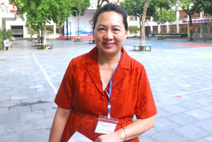 Cô giáo Nguyễn Thị Hồng Minh - Phó Trưởng điểm thi Trường Trung học Cơ sở Dịch Vọng. 