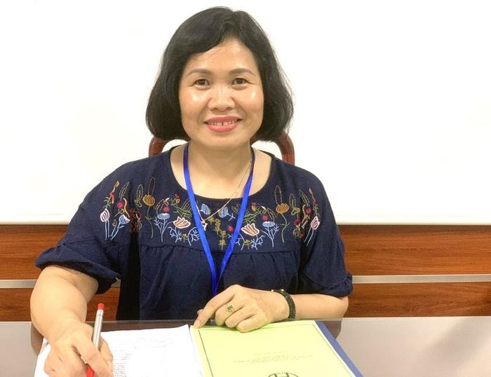 Cô giáo Nguyễn Thị Huệ - điểm trưởng điểm thi Trường Trung học Cơ sở Phú Diễn.
