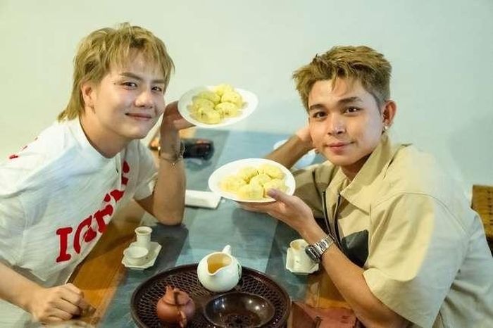 Jun Phạm và Duy Khánh cùng thưởng trà, ăn kèm là bánh dứa do chính 2 nghệ sĩ tự làm