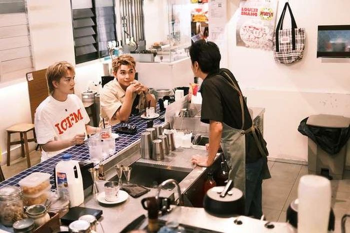 Jun Phạm và Duy Khánh chăm chú lắng nghe hướng dẫn quy trình pha chế cocktail
