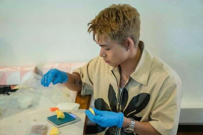 Jun Phạm tự tay nặn bánh dứa quen thuộc của Singapore