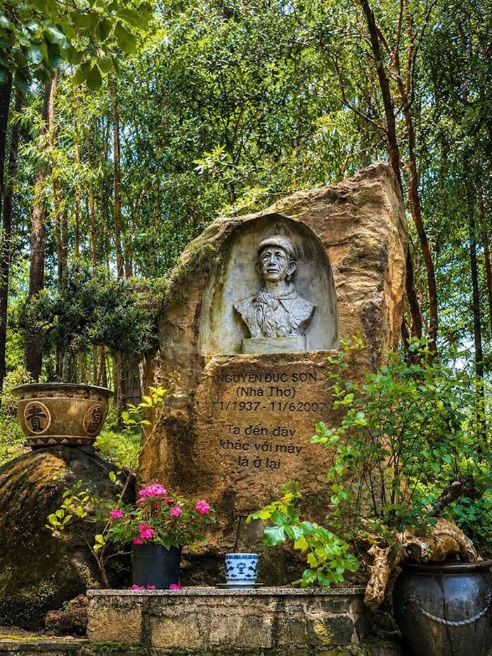 Mộ nhà thơ Nguyễn Đức Sơn tại Đồi Thông Phương Bối.