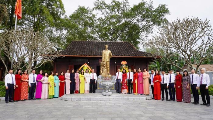 Chi bộ Ban Tuyên giáo và Dân vận Tỉnh ủy thăm Khu lưu niệm đồng chí Hoàng Đình Giong (phường Thục Phán) nhân dịp kỷ niệm 96 năm Ngày thành lập Chi bộ Đảng Cộng sản đầu tiên của tỉnh Cao Bằng (1/4/1930 - 1/4/2026).