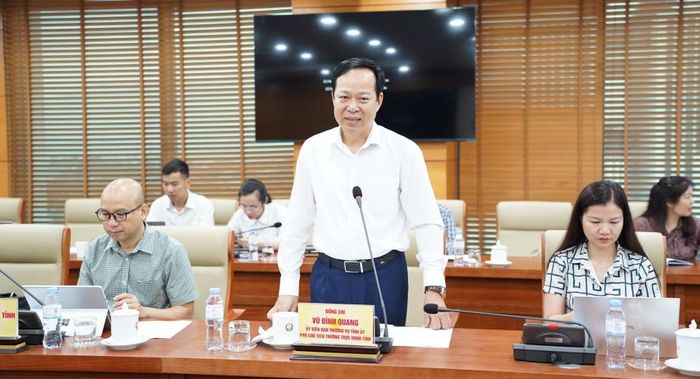 Phó Chủ tịch Thường trực UBND tỉnh Vũ Đình Quang phát biểu tại buổi làm việc.
