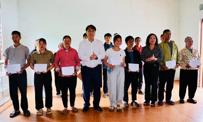 Bí thư Tỉnh ủy Phan Thăng An tặng quà các hộ nghèo tại xóm Khên Lền, xã Yên Thổ.