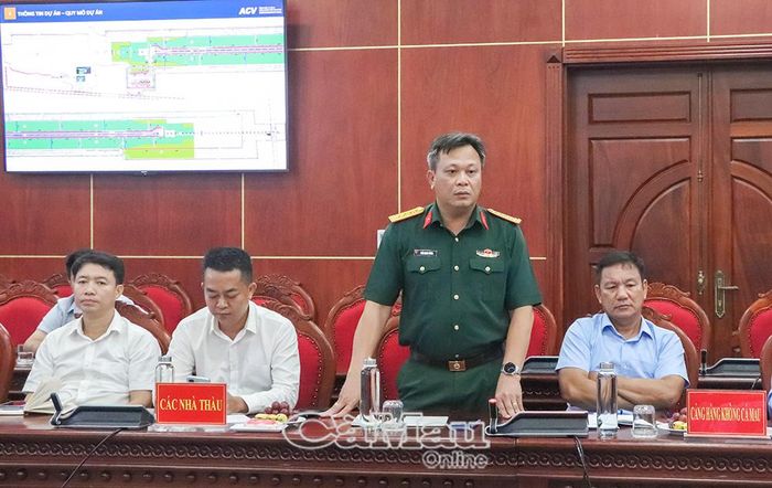 Đại tá Trần Bạch Dương, Phó Tư lệnh Binh đoàn 12, trình bày phương án điều phối vật liệu và tinh thần thi đua "60 ngày đêm" tại dự án.