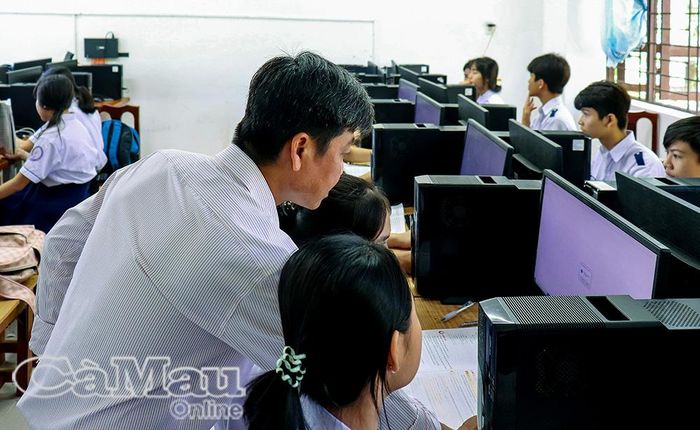 Các trường học nỗ lực nâng cao chất lượng dạy và học, góp phần nâng cao chất lượng giáo dục địa phương. (Trong ảnh: Học sinh Trường Phổ thông Dân tộc nội trú Cà Mau trong giờ học môn Tin học).