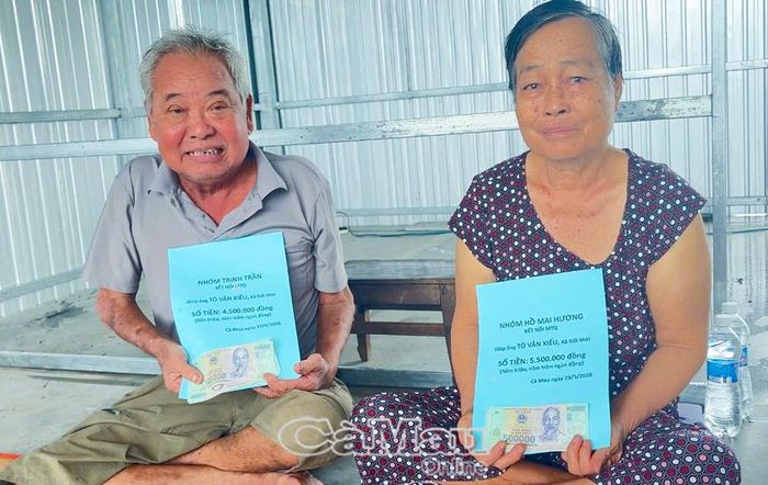 Ngoài căn nhà mới, gia đình ông Tô Văn Xiếu còn nhận thêm 20 triệu đồng từ các nhà hảo tâm và khán giả Chương trình “Mái ấm an cư”.