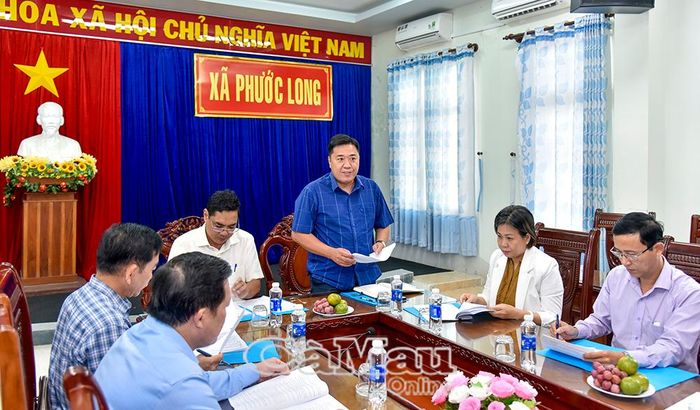 Đồng chí Nguyễn Tấn Thức, Chủ tịch UBND xã Phước Long, báo cáo các điều kiện, tiêu chuẩn thành lập phường Phước Long.