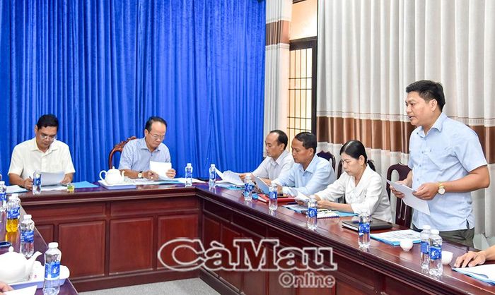 Ông Nguyễn Ngọc Tửng, Trưởng phòng Văn hóa - Xã hội xã Hồng Dân, báo cáo các tiêu chuẩn đạt được theo quy định để nâng lên thành phường.