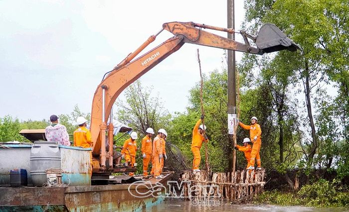 Các lực lượng khắc phục thiệt hại trụ điện ngoài hiện trường.