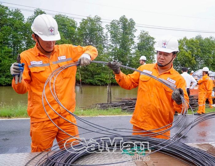 Các lực lượng nhận vật tư chuẩn bị cho công tác khắc phục thiệt hại.