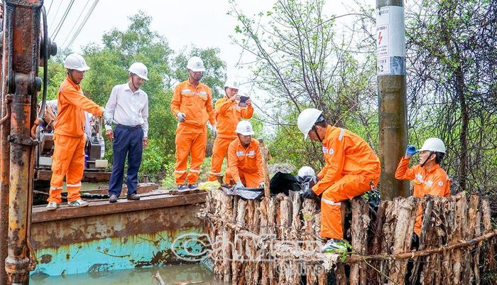 Ông Thiều Văn Minh, Phó Giám đốc Công ty Điện lực Cà Mau, chỉ đạo trực tiếp tại hiện trường diễn tập.