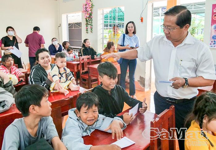 Các em nhỏ tại Khu lưu cư An Xuyên vui mừng khi được đoàn công tác đến tặng quà.
