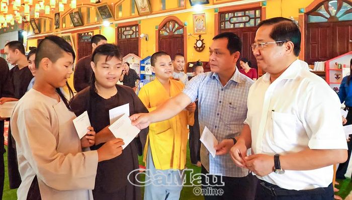  Đoàn công tác tặng quà cho các bé mồ côi tại Cơ sở nuôi dạy trẻ mồ côi Hưng Phước.