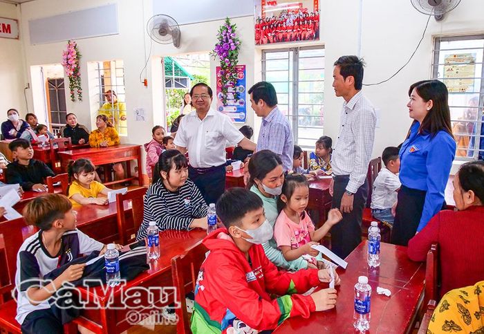 Đoàn công tác Ủy ban Mặt trận Tổ quốc Việt Nam tỉnh Cà Mau cùng đại diện các sở, ban, ngành thăm hỏi, động viên và trao quà cho trẻ em ở Khu lưu cư phường An Xuyên.