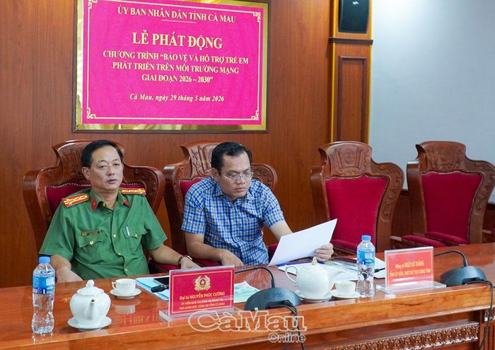 Phó Chủ tịch UBND tỉnh Ngô Vũ Thăng và Đại tá Nguyễn Phúc Cường, Phó Giám đốc Công an tỉnh Cà Mau, dự tại điểm cầu Công an tỉnh Cà Mau.