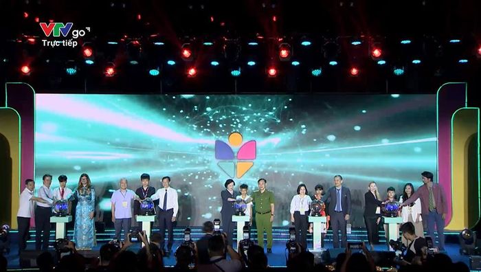Phó Thủ tướng Phạm Thị Thanh Trà và các đại biểu thực hiện nghi thức phát động Chương trình “Bảo vệ và hỗ trợ trẻ em phát triển trên môi trường mạng giai đoạn 2026-2030”.