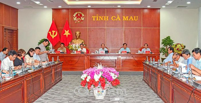 Giám đốc Sở Nội vụ Nguyễn Minh Nhứt trình bày báo cáo tại buổi làm việc.