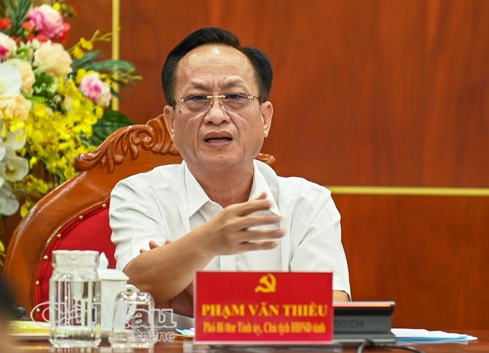 Phó Bí thư Tỉnh ủy, Chủ tịch HĐND tỉnh Phạm Văn Thiều yêu cầu tăng cường xúc tiến thương mại, thu hút đầu tư, khai thác hiệu quả tiềm năng đất đai và lợi thế riêng biệt để phát triển hạ tầng năng lượng, phục vụ phát triển kinh tế - xã hội của địa phương và đất nước.