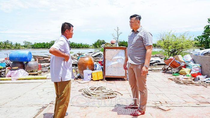  Ông Trịnh Minh Quân, Ấp 14, kể lại khoảnh khắc nhà bị gió giật sập, ông cũng bị thương ở ngực.