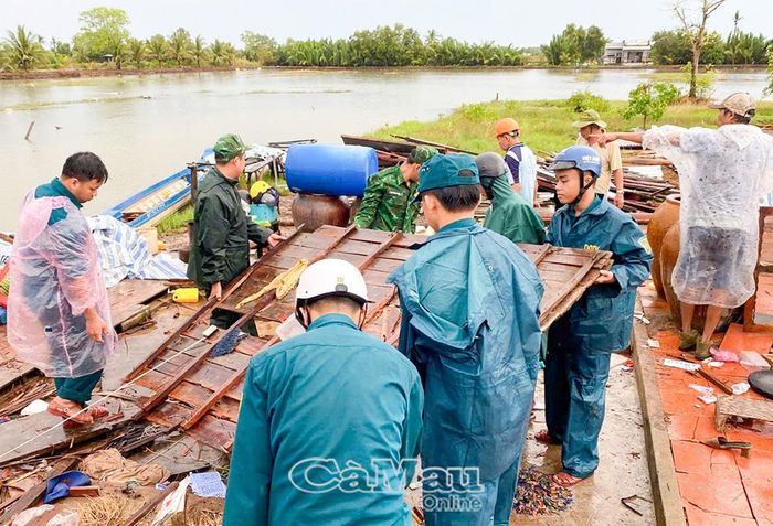  Các lực lượng hỗ trợ người dân khắc phục lại nhà ở.