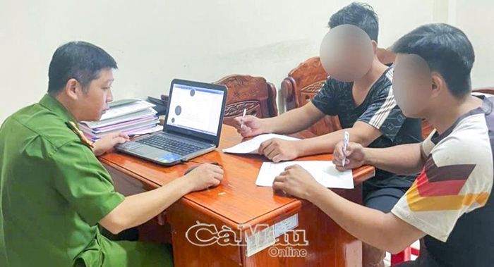 Cán bộ Công an xã Phước Long lập biên bản vi phạm 2 đối tượng sử dụng công cụ kích điện khai thác thủy sản trái phép.