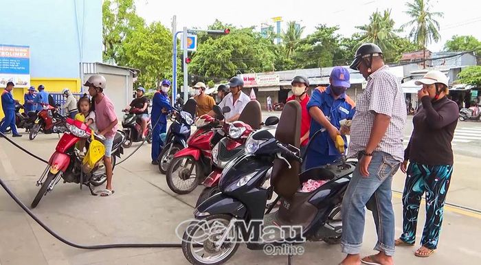  Người dân đưa phương tiện đến đổ xăng sinh học E10 tại cửa hàng xăng dầu, góp phần sử dụng nhiên liệu thân thiện với môi trường.