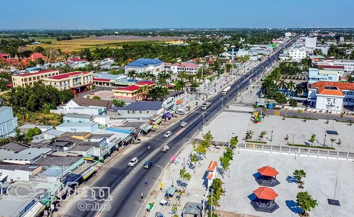 Tuyến Quốc lộ 1 đi qua xã Hòa Bình hình thành hệ thống giao thông thuận lợi.