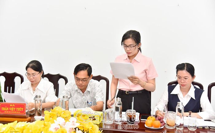  Phó Trưởng phòng Văn hóa - Xã hội xã Hòa Bình Nguyễn Thị Yến Nhi báo cáo các tiêu chuẩn đạt được của xã theo quy định đối với phường.