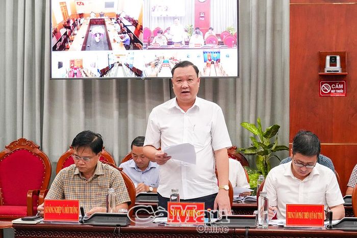Ông Huỳnh Công Quân, Giám đốc Sở Tài chính, báo cáo tình hình sắp xếp xử lý, tài sản công dôi dư khi thực hiện sắp xếp tổ chức bộ máy, sắp xếp đơn vị hành chính các cấp trên địa bàn tỉnh.