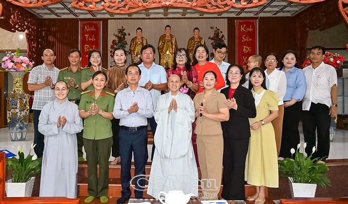 Phó Bí thư Tỉnh ủy Hồ Thanh Thủy (hàng đầu, thứ ba từ trái sang) và Giám đốc Sở Dân tộc và Tôn giáo tỉnh Nguyễn Thu Tư (hàng đầu, thứ ba từ phải sang) chụp ảnh lưu niệm cùng Ban Trụ trì chùa Kim Sơn và đại diện chính quyền địa phương.