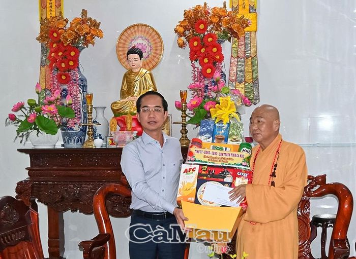 Phó Bí thư Tỉnh ủy Hồ Thanh Thủy đến thăm, gửi lời chúc mừng Đại lễ Phật đản đến Thượng tọa Thích Phước Lợi, Ủy viên Hội đồng Trị sự, Phó Trưởng Ban Trị sự Phật giáo tỉnh Cà Mau, Trụ trì chùa Từ Quang, bày tỏ sự tôn kính, ghi nhận những đóng góp tích cực của Thượng tọa cùng tăng ni, Phật tử trong công tác Phật sự, từ thiện và đồng hành cùng sự phát triển của địa phương.
