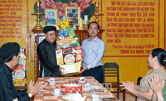 Phó Bí thư Tỉnh ủy Hồ Thanh Thủy đến thăm, trao tặng quà và gửi lời chúc mừng Đại lễ Phật đản đến Ban Trị sự Tịnh độ Cư sĩ Phật hội Việt Nam, bày tỏ sự trân trọng và quan tâm đối với các hoạt động Phật sự tại địa phương.