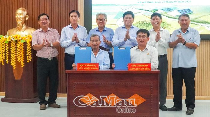 Dịp này, Công ty TNHH MTV Lương thực Tân Hồng ký biên bản ghi nhớ với Hợp tác xã Dịch vụ nông nghiệp Minh Hà và Hợp tác xã Dịch vụ nông nghiệp 8/3 về liên kết thực hiện Đề án tại xã Khánh Bình.