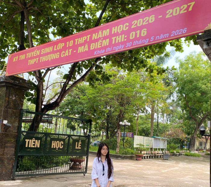 Em Nguyễn Trâm Anh đã hoàn tất thủ tục dự thi tại điểm thi Trường THPT Thượng Cát . Ảnh: Thanh Trang