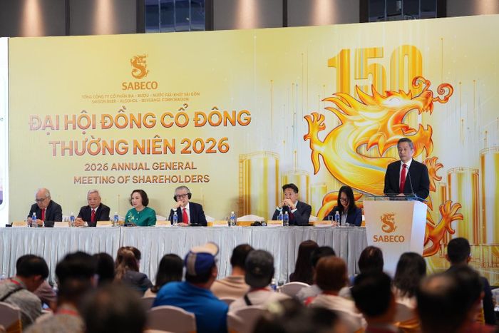 Tổng Giám đốc Lester Tan trình bày kế hoạch năm 2026 tại Đại hội cổ đông thường niên của SABECO (Nguồn: SABECO)