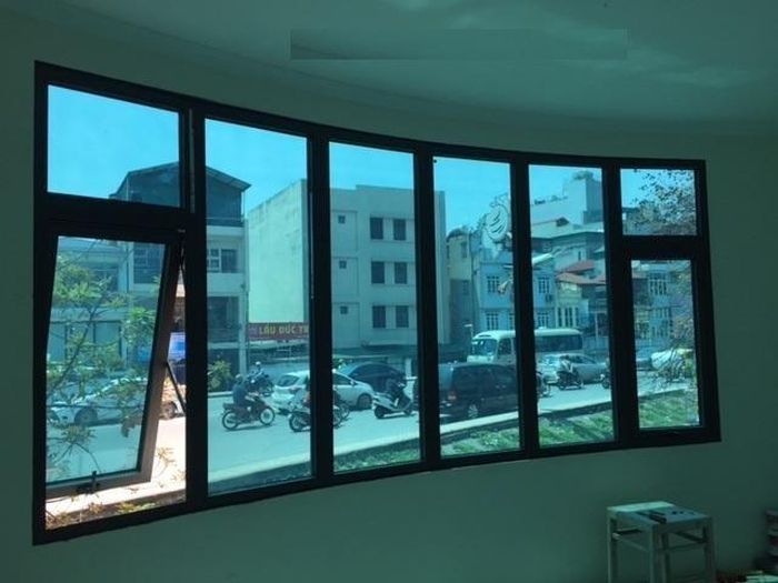 Dùng kính 2 lớp hoặc dán chống nhiệt cũng giúp nhiệt độ trong nhà giảm đáng kể
