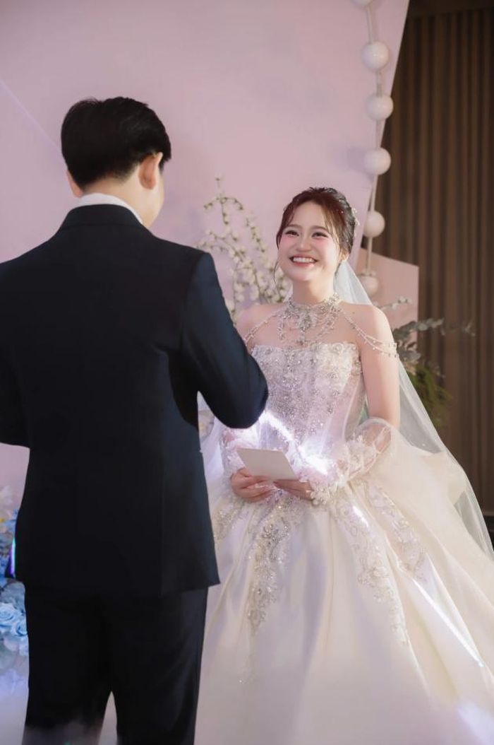 Về chuyện tài chính cá nhân, cô cho biết cả hai vẫn có nguồn thu nhập riêng nên việc tặng quà không ảnh hưởng đến cuộc sống.