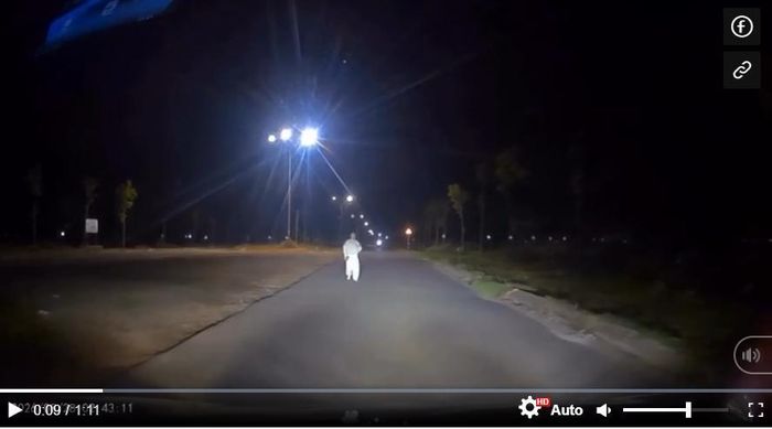Cô gái chạy bộ cầu cứu trước đầu xe taxi.