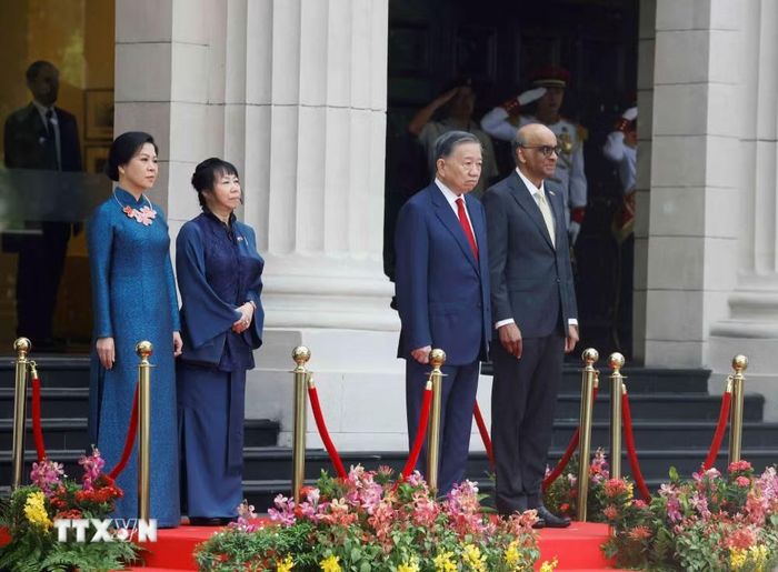 Tổng Bí thư, Chủ tịch nước Tô Lâm và Tổng thống Singapore Tharman Shanmugaratnam trên bục danh dự, nghe Quân nhạc cử Quốc thiều hai nước. (Ảnh: Thống Nhất/TTXVN)
