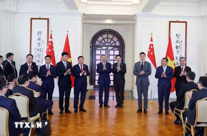 Tổng Bí thư, Chủ tịch nước Tô Lâm và Thủ tướng Singapore Lawrence Wong chứng kiến lễ trao các văn kiện hợp tác giữa hai nước. (Ảnh: Thống Nhất/TTXVN)