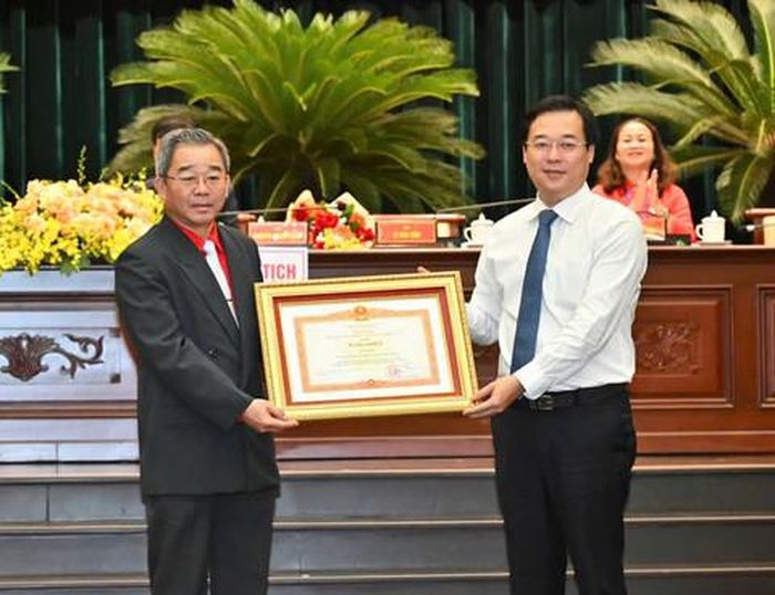 Phó Bí thư Thường trực Thành ủy TPHCM Lê Quốc Phong trao tặng Bằng khen của Thủ tướng Chính phủ cho cá nhân