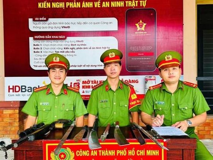 Công an xã Phước Hòa tiếp nhận vũ khí và công cụ hỗ trợ mà người dân giao nộp