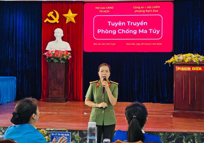  Trung tá Nguyễn Thị Tuyết, Ban Chính Trị - Phong trào thuộc Hội Cựu CAND TP.HCM tuyên truyền tại hội nghị.