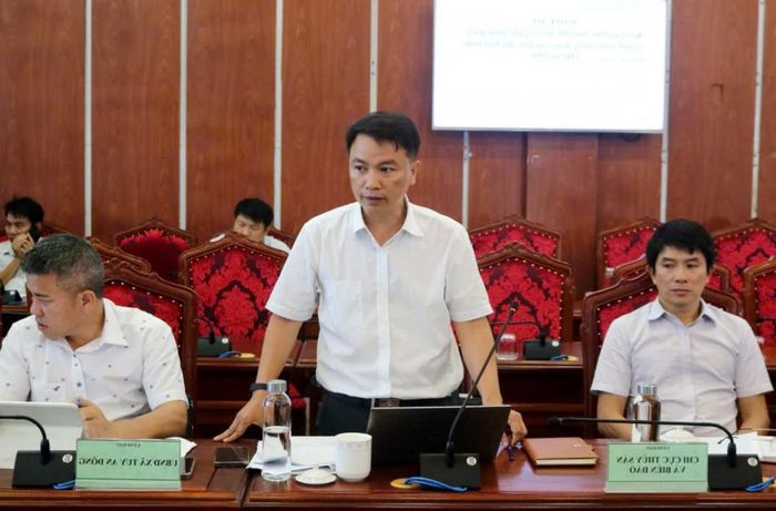  Lãnh đạo Chi cục Thủy sản và Biển đảo tỉnh báo cáo tại cuộc họp. 