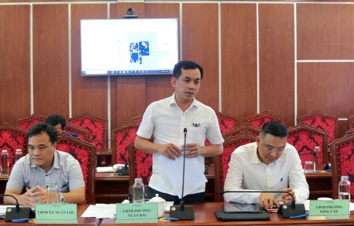  Lãnh đạo phường Xuân Đài báo cáo tình hình nuôi trồng thủy sản tại địa phương. 